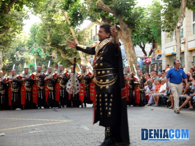 04 Cabo de la filà Cavallers desfilando por la calle Marqués de Campo