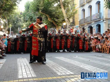 04 La filà Cavallers desfila por en el Desfile de Gala de la AMMICC