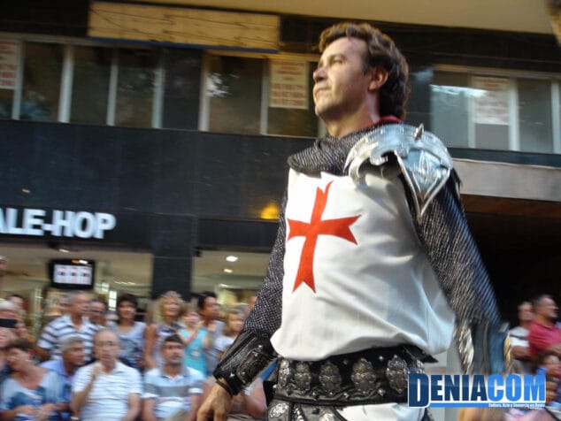 05 Cabo de la filà Templaris desfilando por la calle Marqués de Campo