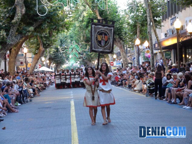 05 Estandarte de la filà Templaris en el Desfile de Gala de la AMMICC 2012