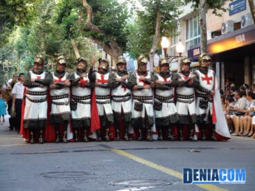 05 La filà Templaris desfila por la calle Marqués de Campo