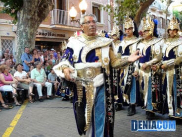 06 Cabo de la filà Mozárabes desfilando por la calle Marqués de Campo