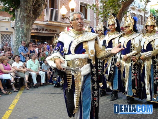 06 Cabo de la filà Mozárabes desfilando por la calle Marqués de Campo