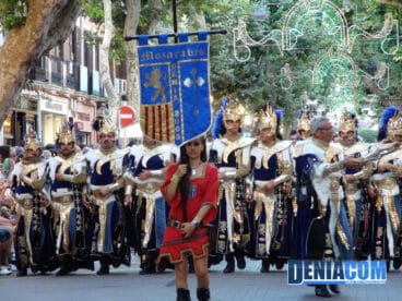 06 Estandarte de la filà Mozárabes en el Desfile de Gala de la AMMICC 2012