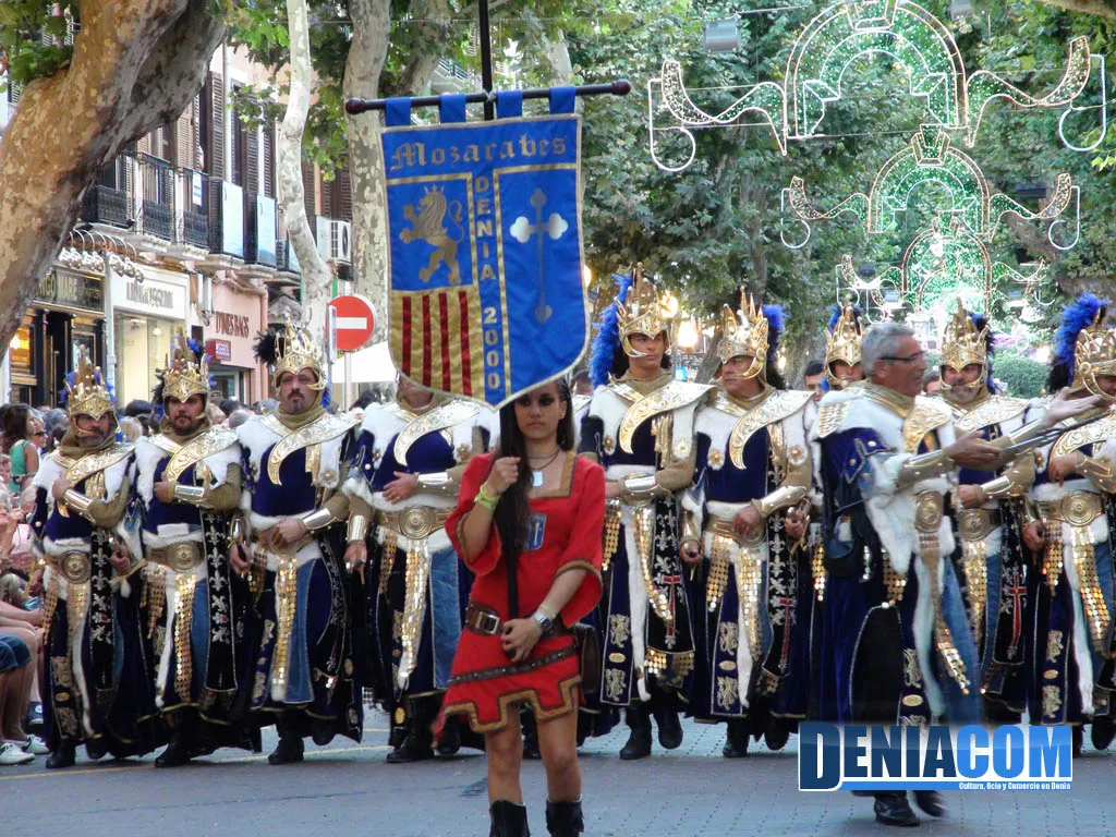 06 Estandarte de la filà Mozárabes en el Desfile de Gala de la AMMICC 2012
