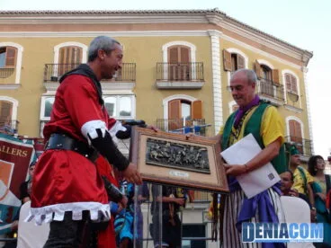 06 Josele Maldonado entrega a Pagel Albi el reconocimiento como pregonero de los Moros y Cristianos 2012