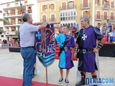 06 Paco Arnau impone el corbatín de capitanía cristiana al estandarte de la Filà Creuats