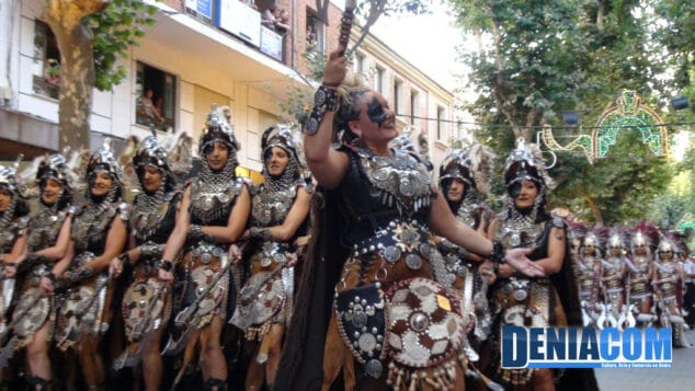 07 Cabo de la filà Almogàvers desfilando por la calle Marqués de Campo