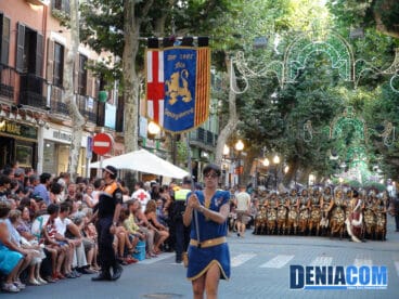 07 Estandarte de la filà Almogàvers en el Desfile de Gala de la AMMICC 2012