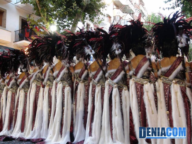 07 La filà Almogogàvers luce una magnífica indumentaria durante el Desfile de Gala