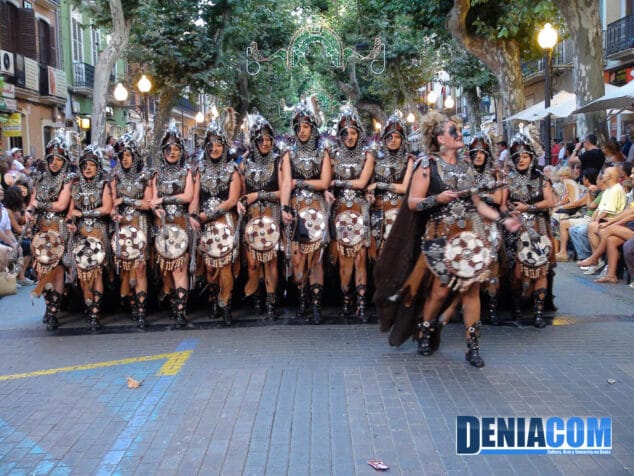 07 La filà Almogàvers desfila por la calle Marqués de Campo