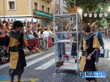 08 Aves atípicas en el boato cristiano del Desfile de Gala de la AMMICC 2012