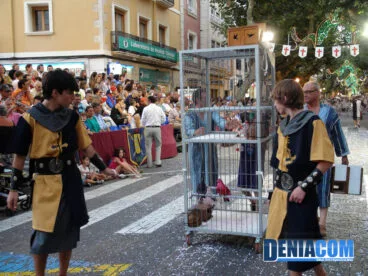 08 Aves atípicas en el boato cristiano del Desfile de Gala de la AMMICC 2012
