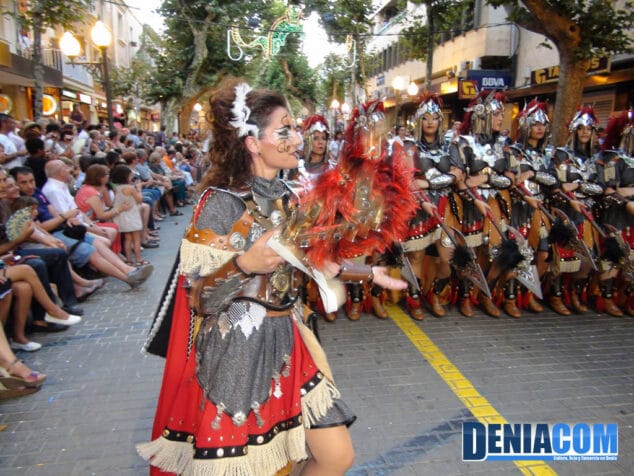 08 Cabo de una de las escuadras femeninas de la filà Creuats