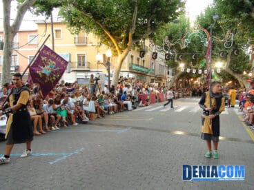08 El boato cristiano 2012 comienza con banderas que anuncian la llegada de la Capitanía