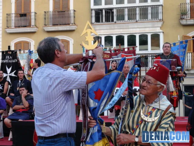 Un pregón original y diferente da comienzo a las fiestas de Moros y Cristianos 2012 9 08 El concejal de fiestas de Dénia impone el corbatín de capitanía mora 2012 a la filà Amiries