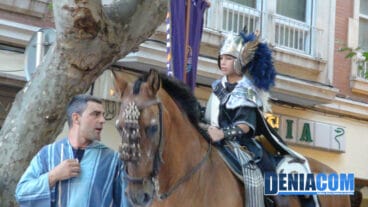 08 Estandarte de la filà Creuats en el Desfile de Gala de la AMMICC 2012