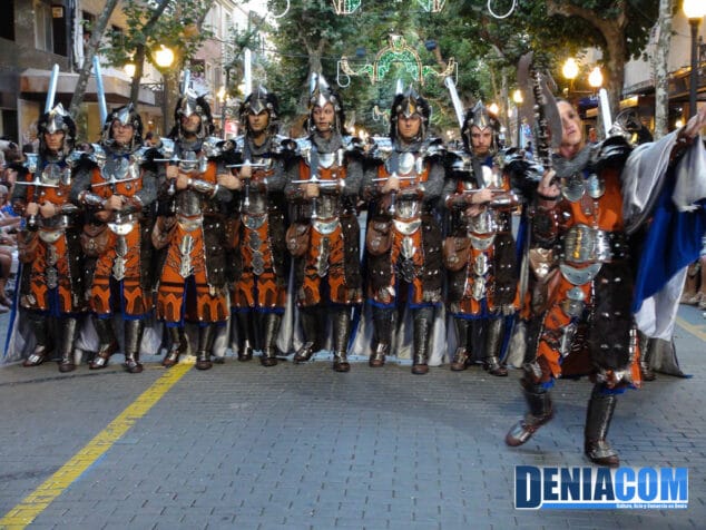 08 La Capitanía Cristiana 2012 luciendo sus trajes a su paso por la calle Marqués de Campo