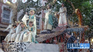 08 La abanderada cristianas luciendo su carroza a su paso por tribuna