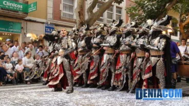 08 La filà Creuats desfila por la calle Marqués de Campo