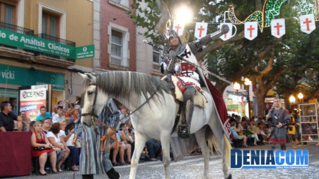 08 Los jinetes del boato cristiano espléndidos a su paso por tribuna