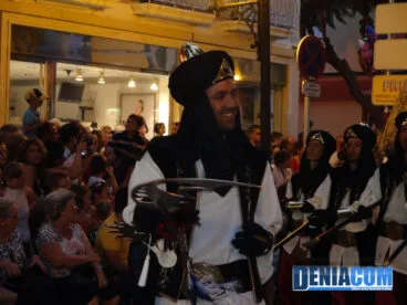 09 Cabo de la filà Abencerrajes desfilando por la calle Marqués de Campo