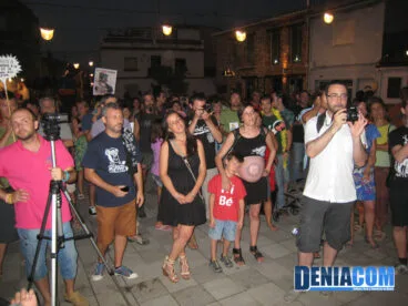 1 Decenas de personas se concentran en la plaza Mariana Pineda al grito de Volem Flexió