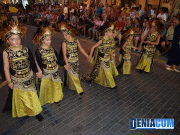 10 Las más pequeñas de la filà Almoràvides participan en el Desfile de Gala 2012