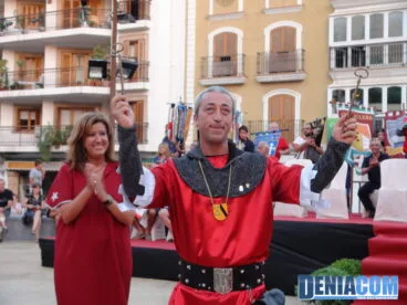 12 El presidente de la Asociación de Moros y Cristianos recibe las llaves de la ciudad