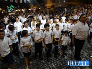 12 Los más pequeños de la Academia de Música Manuel Lattur acompañan a la filà Walíes