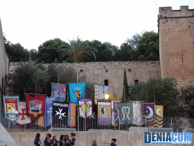 Un pregón original y diferente da comienzo a las fiestas de Moros y Cristianos 2012 15 14 Estandartes de las 16 filaes de Dénia en la Plaza del Consell