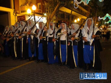14 Veteranos de la filà Berebers Tuaregs desfilan por la calle Marqués de Campo