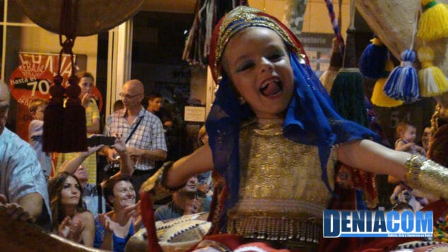 16 Carisma de una de las pequeñas de Amiries subida en la carroza de la abanderada mora 2012