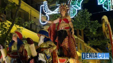 16 Carroza de la abanderada mora 2012, de la Capitanía Amiries, a su paso por tribuna