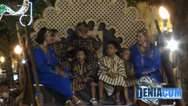 16 Carroza de niños del boato de la filà Amiries