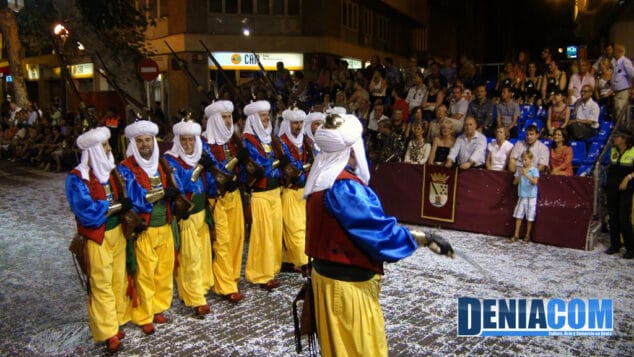 16 El boato de la Capitanía Mora 2012 la filà Amiries contiene numerosas escuadras