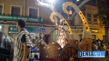 16 El capitán moro 2012 sobre su carroza en el Desfile de Gala de la AMMICC 2012
