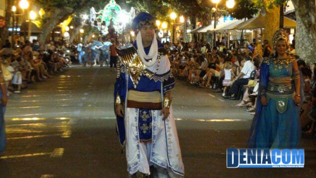 16 Embajador moro 2012 desfilando en la calle Marqués de Campo