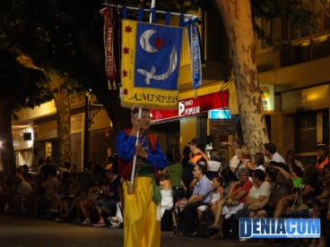 16 Estandarte de la filà Amiries en el Desfile de Gala de la AMMICC 2012