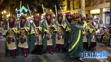 16 La Capitanía Mora 2012, la filà Amiries, desfila por la calle Marqués de Campo