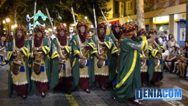 16 La Capitanía Mora 2012 la filà Amiries desfila por la calle Marqués de Campo