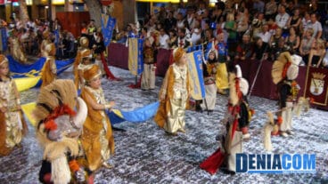 16 Los niños anuncian la llegada del boato de la filà Amiries