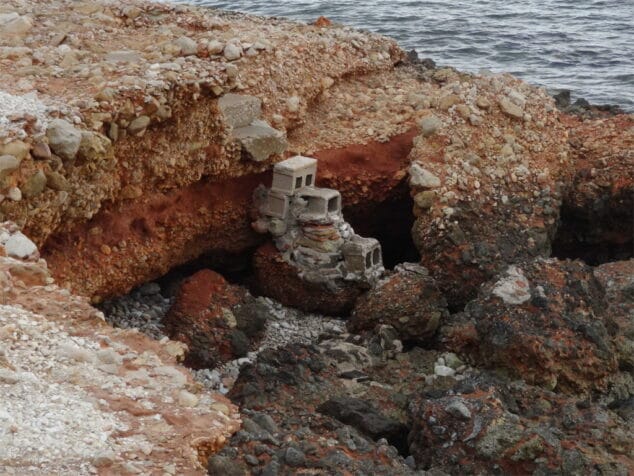 Acceso a una cala de Les Rotes