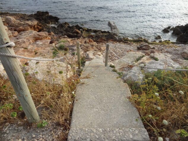 Acceso inseguro a una cala de Les Rotes
