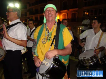 Algunos miembros de filàs se unen a los músicos en el Concierto de Bandas de la AMMICC