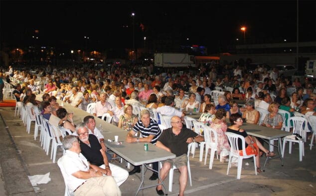 Las numerosas entidades festeras de Dénia comparten mesa y mantel en la X Trobada d'Entitats Festeres 1 Asistentes al Encuentro de Entidades Festeras de Dénia