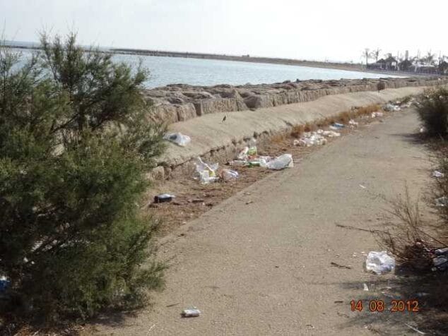 Basura en la Escollera Norte de Dénia