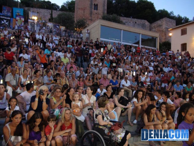 Centenares de personas llenan la Plaza del Consell durante la Firma de la Tregua