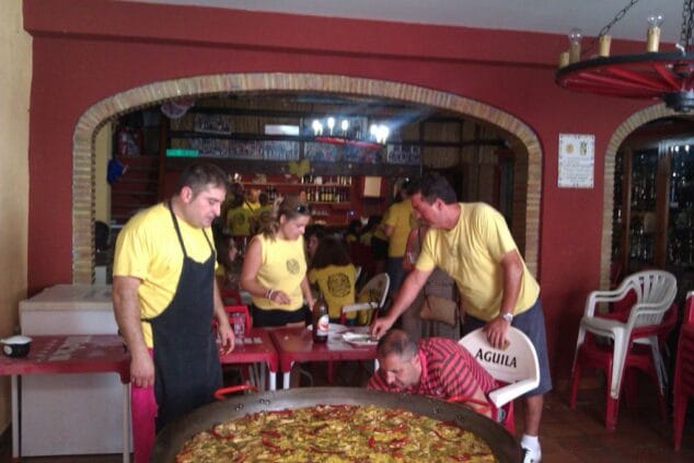 Comida de las 24 h de fútbol fallero en la Falla Oeste