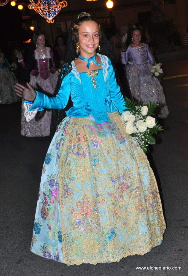 Corte de honor de la Fallera Mayor Infantil de Dénia en la ofrenda de flores de Elche